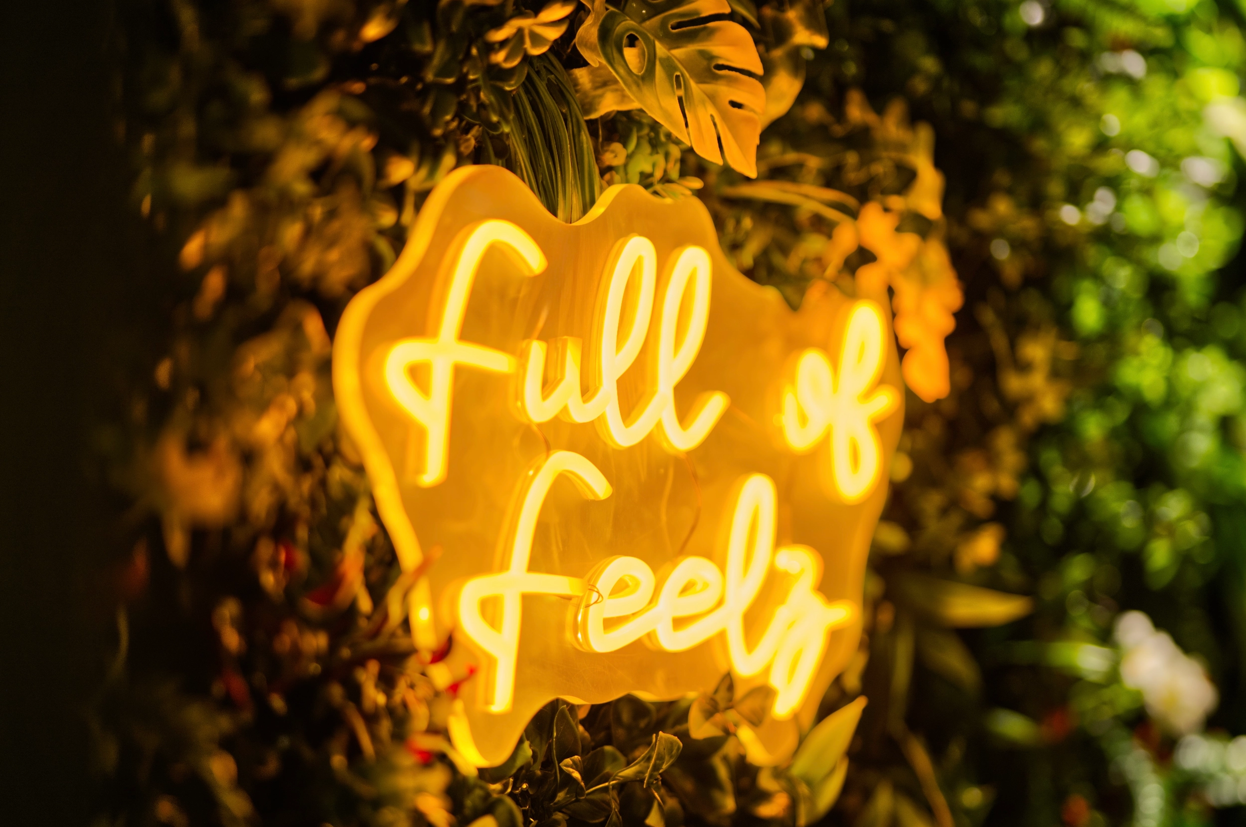 Feelz Restaurant Neon